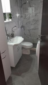 bagno con lavandino bianco e servizi igienici di ODMOR PRESEKA - REST HOUSE PRESEKA a Plužine