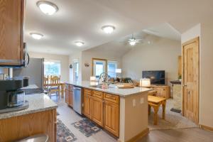 Кухня или мини-кухня в Tranquil Crested Butte Retreat with Mountain Views!
