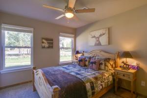 Кровать или кровати в номере Tranquil Crested Butte Retreat with Mountain Views!
