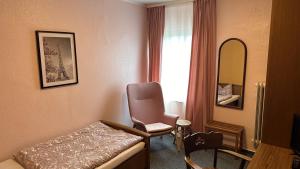 Postel nebo postele na pokoji v ubytování Bartels Stadt-Hotel