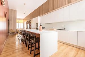 Kuchyň nebo kuchyňský kout v ubytování Luxueux Logement Design 4 ch Climatisé