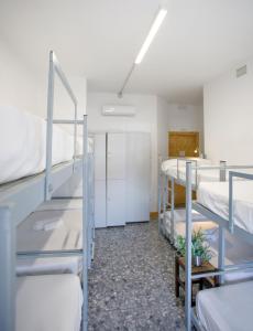 Cette chambre comprend plusieurs lits superposés. dans l'établissement Italica Hostel, à Santiponce