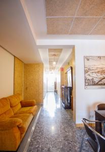 a living room with a couch in a hallway at Italica Hostel in Santiponce