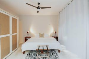 um quarto com uma cama e uma ventoinha de tecto em Casa La Sultana: Amazing new house with pool em Valladolid