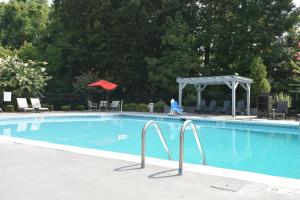Best Western Atlanta Cumberland Galleria Hotel tesisinde veya buraya yakın yüzme havuzu