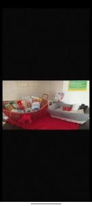 uma mesa com um cesto de comida numa mesa em Bed and Breakfast da Nonna Ezia em Albenga