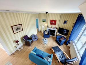 an overhead view of a living room with blue furniture at Villa proche Plage et Centre, Jardin Clos, Wifi, Chien possible - FR-1-361-431 in Jullouville-les-Pins