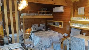 sypialnia z łóżkiem w drewnianym domku w obiekcie BAMBOO Nest by the sea w mieście Epanomi