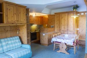 Kuchyň nebo kuchyňský kout v ubytování Appartamento Solaria a Marilleva 1400