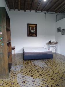 a bedroom with a bed in a room with a floor at Santa Irene de Palomino - Sevilla Valle del Cauca in Sevilla