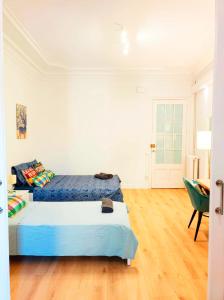 1 dormitorio con 2 camas y escritorio en By Born & Gothic Rooms, en Barcelona