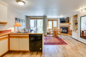 een keuken en woonkamer met een tafel en stoelen bij Ski-InandSki-Out Retreat with Iron Horse Pool Access! in Winter Park