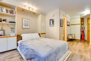 een slaapkamer met een groot bed in een kamer bij Ski-InandSki-Out Retreat with Iron Horse Pool Access! in Winter Park +19 foto's