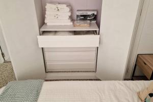 un armario con un cajón lleno de toallas en Apartamento de playa en paseo marítimo en Benicàssim