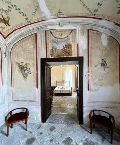 una habitación con pinturas en las paredes y una puerta en LA CASA DEL MOSAICO, en Angri