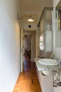 ein Bad mit einem Waschbecken und einem Spiegel in der Unterkunft Marsala Flexyrent apartment in Mailand
