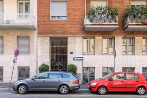 zwei vor einem Gebäude geparkt in der Unterkunft Marsala Flexyrent apartment in Mailand