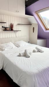 a large white bed with two pillows on it at Le P'tit Villiers - Charmant logement proche Paris in Villiers-sur-Marne
