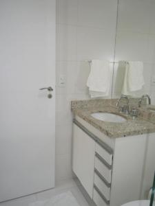 biała łazienka z umywalką i prysznicem w obiekcie PHD - Personal Home Design w São Paulo