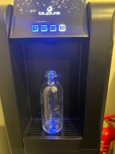 Eine Flasche befindet sich in einer Mikrowelle. in der Unterkunft Residenza Roma Imperiale in Rom