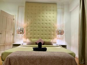 เตียงในห้องที่ Regalia luxury homes by infinity pool