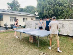 - un groupe de personnes autour d'une table de ping-pong dans l'établissement MASHA ARTS STUDIO, à Ruhengeri