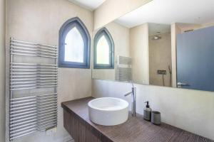 La salle de bains est pourvue d'un lavabo et d'un miroir. dans l'établissement Small private house 4P1BR - Marseille 8th, à Marseille