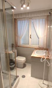 A bathroom at Apartamentos El Jornu Még 36 kép