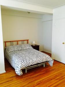 1 dormitorio con 1 cama y suelo de madera en Stylish Montreal Apartment: Comfortable Stay in the Golden Square Mile, en Montreal