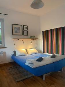 1 dormitorio con 2 camas y sábanas azules en Wakacyjny Dom w Sakach, en Kleszczele