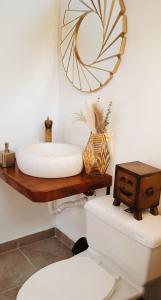 y baño con lavabo y aseo. en The Cottage Angochagua, en Ibarra