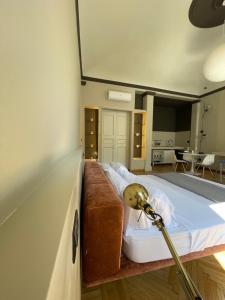 una camera da letto con un letto con una lampada sopra di Duomo 12 a Modena