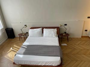 Un pat sau paturi într-o cameră la Duomo 12