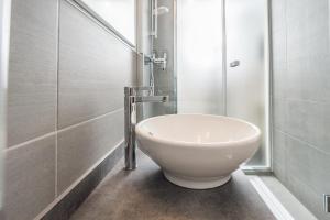 Kupatilo u objektu Adhhoc Hotel