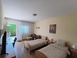 Postel nebo postele na pokoji v ubytování Cozy Room with garden in Bratislava