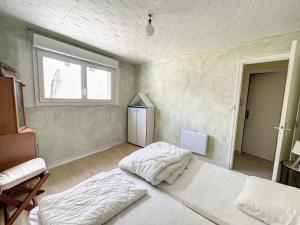 Schlafzimmer mit einem Bett und einem Fenster in der Unterkunft Appartement Saint-Pair-sur-Mer, 3 pièces, 4 personnes - FR-1-361-455 in Saint-Pair-sur-Mer