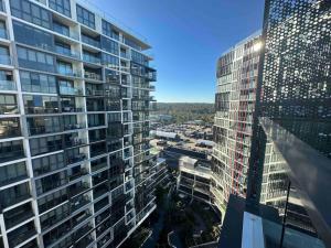 une vue aérienne sur un grand bâtiment dans l'établissement Luxury 2BR APT in heart of Macquarie Park, à Sydney