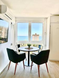 un comedor con mesa y sillas en una habitación en Campoamor - Más que apartamentos., en Campoamor