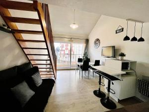 Kuchyňa alebo kuchynka v ubytovaní Studio mezzanine proche mer avec balcon - FR-1-197-558