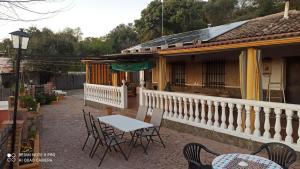 een tafel en stoelen voor een gebouw bij CHIBITEL Alojamiento Rural in Córdoba