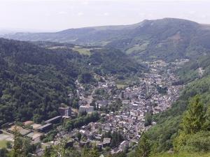 z góry widok na miasto w górach w obiekcie F3 avec Wifi à 150m du centre et thermes du Mont-Dore - 5 couchages - FR-1-415-143 w mieście Mont-Dore