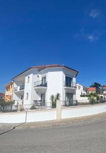 un edificio blanco al lado de una carretera en Nazare Oasis Suites and Retreats, en Nazaré