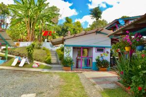 una pequeña casa con un colorido patio delantero en Casa del Bosque, en Trujillo