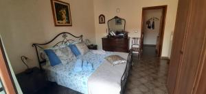 - une chambre avec un lit doté de draps bleus et d'oreillers bleus dans l'établissement CASA STELLA, à Savoca