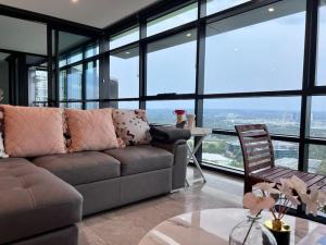 een woonkamer met een bank en een tafel bij High Level Fabulous View 4Beds APT in Olympic Park in Sydney