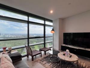 een woonkamer met een grote kamer met een groot raam bij High Level Fabulous View 4Beds APT in Olympic Park in Sydney