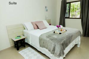 Casa na Fronteira في فوز دو إيغواسو: غرفة نوم مع سرير عليه صينية