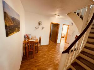 een kamer met een tafel en een eetkamer met een trap bij Moselferienhaus Porten in Ellenz-Poltersdorf