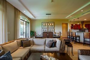 salon z kanapą i kuchnią w obiekcie Jobo 1 Luxury Apartment - Reserva Conchal w mieście Playa Conchal