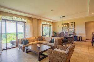 salon z kanapą i stołem w obiekcie Jobo 1 Luxury Apartment - Reserva Conchal w mieście Playa Conchal